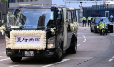 Le corbillard transportant Tung Chee-hwa, premier dirigeant de Hong Kong après la rétrocession à la Chine en 1997, quittant le funérarium de North Point, le 20 septembre 2026 ( AFP / Peter PARKS )