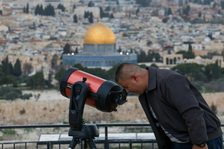 Un Palestinien sur un téléscope à la recherche d'un croissant de lune, marquant la fin du ramadan, sur le Mont des Oliviers à Jerusalem le 18 mars 2026. ( AFP / Ahmad GHARABLI )