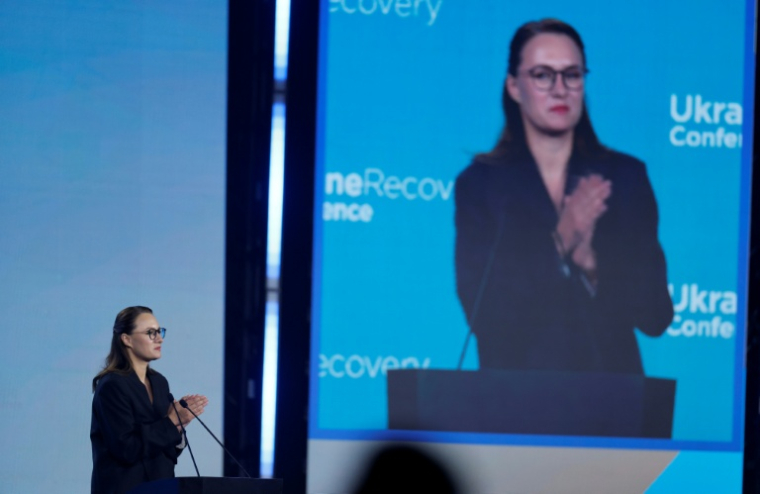 La Première minsitre ukrainienne Ioulia Svyrydenko s'adresse au public le 25 juin 2026 à Gdansk, à l'ouverture de la Conférence pour la reconstruction de l'Ukraine  ( AFP / Wojtek RADWANSKI )