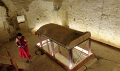 Une touriste visite le tombeau du roi Amenhotep III dans la Vallée des Rois, près de la ville de Louxor, lors de son ouverture officielle au public après des années de restauration, le 4 octobre 2025 en Egypte ( AFP / - )