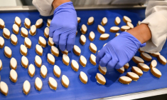 La fabrication de calissons dans l'atelier de production du Roy René à Aix-en-Provence, dans les Bouches-du-Rhône, le 18 novembre 2025 ( AFP / Christophe SIMON )