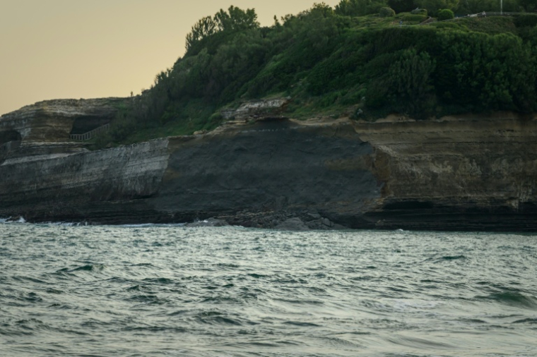 Une entaille est visible dans la falaise face à la plage de Miramar, sous le phare de Biarritz, le 25 juin 2026 ( AFP / Philippe LOPEZ )