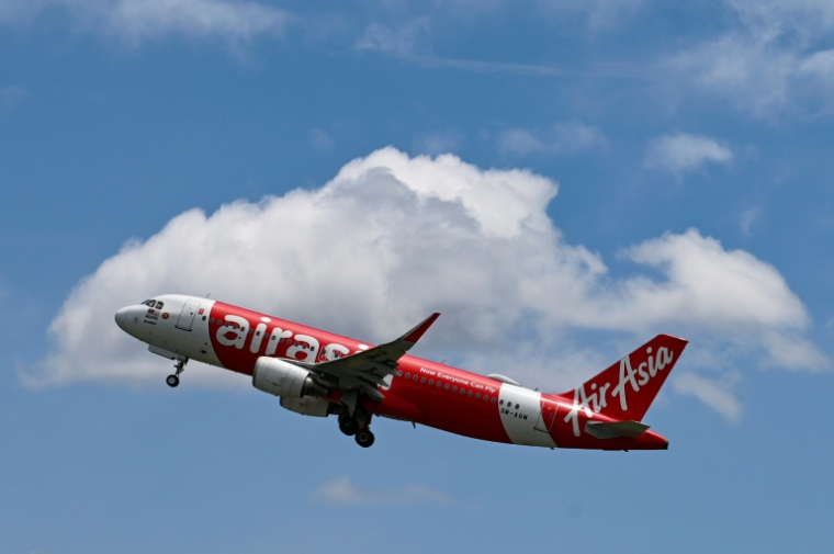 La plus grande compagnie aérienne à bas prix d'Asie du Sud-Est, AirAsia, a annoncé lundi augmenter le prix de ses billets jusqu'à 40% et réduire ses liaisons afin d'amortir l'effet de la guerre au Moyen-Orient ( AFP / CHAIDEER MAHYUDDIN )