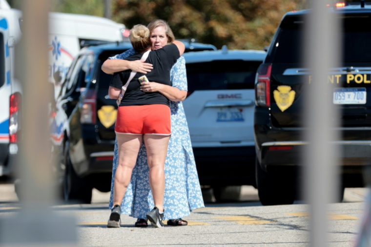 Des gens se prennent dans les bras à Grand Blanc, dans le Michigan, après l'attaque sur une église ayant fait un mort et neuf blessés, le 28 septembre 2025 ( AFP / Jeff Kowalsky )