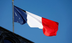 Un drapeau français au-dessus du palais de l'Élysée