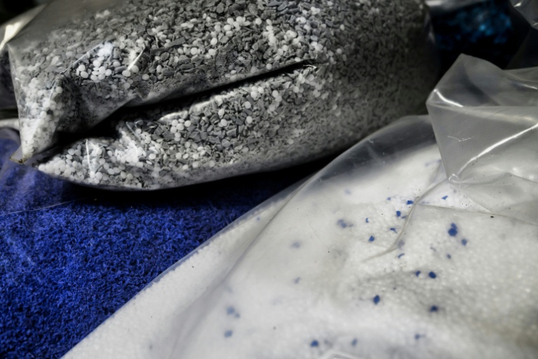 Des sacs de granulés de plastique dans l'usine Francia, spécialisée dans l'injection de plastique, le 16 avril 2026 à Bellignat, dans l'Ain ( AFP / JEFF PACHOUD )