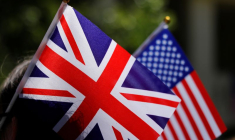 Une élève de l'ancien lycée de Meghan Markle à Los Angeles porte des drapeaux britanniques et américains lors d'une célébration "Here's to Meghan !" avant son mariage avec le prince Harry, alors qu'ils célèbrent à l'Immaculate Heart High School à Los Angeles