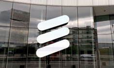 Photo d'archives du logo d'Ericsson à son siège social à Stockholm