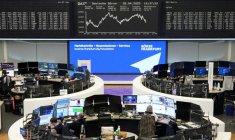 Le graphique de l'indice allemand des prix des actions DAX est photographié à la bourse de Francfort