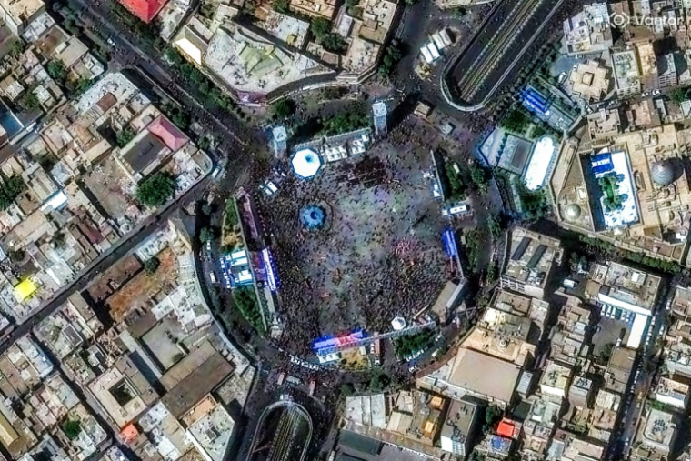 Image satellite diffusée par Vantor montrant une foule nombreuse rassemblée sur la place de l'Imam Hussein à Téhéran, le 6 juillet 2026, lors du cortège funèbre de l'ancien guide suprême iranien Ali Khamenei ( Satellite image ©2026 Vantor / - )