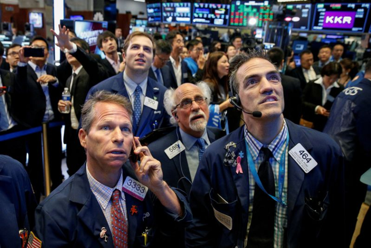 Des traders travaillent sur le parquet de la Bourse de New York