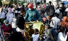 Manifestation le 5 août 2025 devant l'Hôtel de ville de Paris en soutien à des migrants sans-abri ( AFP / STEPHANE DE SAKUTIN )