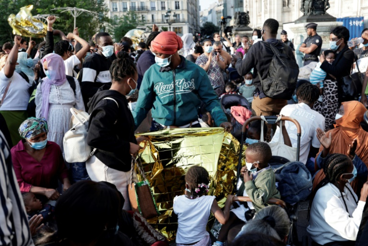 Manifestation le 5 août 2025 devant l'Hôtel de ville de Paris en soutien à des migrants sans-abri ( AFP / STEPHANE DE SAKUTIN )