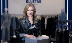 La PDG de Levi Strauss & Co Michelle Gass pose le 2 mars 2026 dans un magasin Levi's à Paris ( AFP / JOEL SAGET )