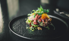 Longtemps, déjeuner à la table d’un chef étoilé était un rêve que l’on caressait en mettant des sous dans sa tirelire. crédit photo : Aleksandrs Muiznieks/Shutterstock / Aleksandrs Muiznieks