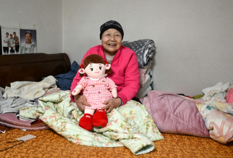 Kim Young-bun, une Sud-Coréenne de 79 ans vivant seule, pose avec sa poupée IA Hyodol le 29 mai 2026 Yongin, en Corée du Sud  ( AFP / Jung Yeon-je )