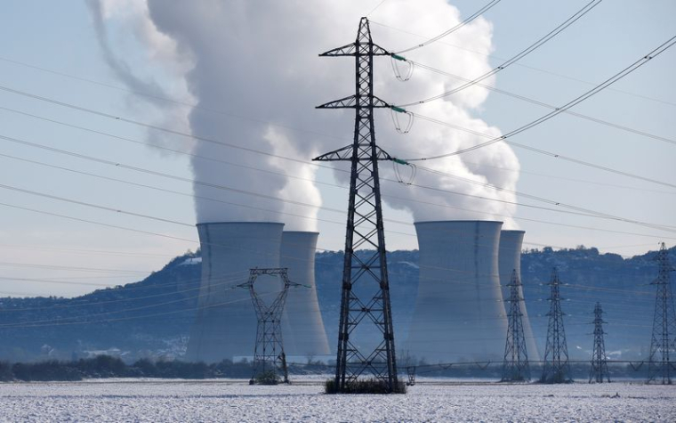 Lignes électriques à haute tension près de la centrale nucléaire du Bugey