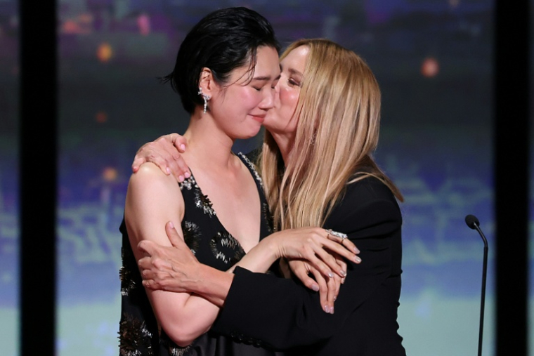 Les actrices japonaise Tao Okamoto et belge Virginie Efira, prix d'interprétation féminine du festival de Cannes pour leur rôle dans "Soudain", lors de la soirée du clotûre du festival le 23 mai 2026 ( AFP / Sameer AL-DOUMY )