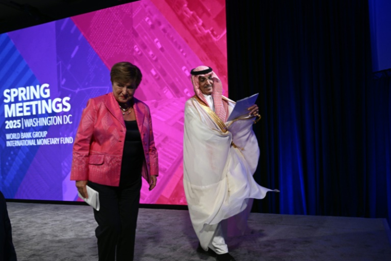La directrice générale du FMI, Kristalina Georgieva, et le ministre saoudien des Finances, Mohammed al-Jadaan, le 25 avril 2025 à Washington ( AFP / Brendan SMIALOWSKI )