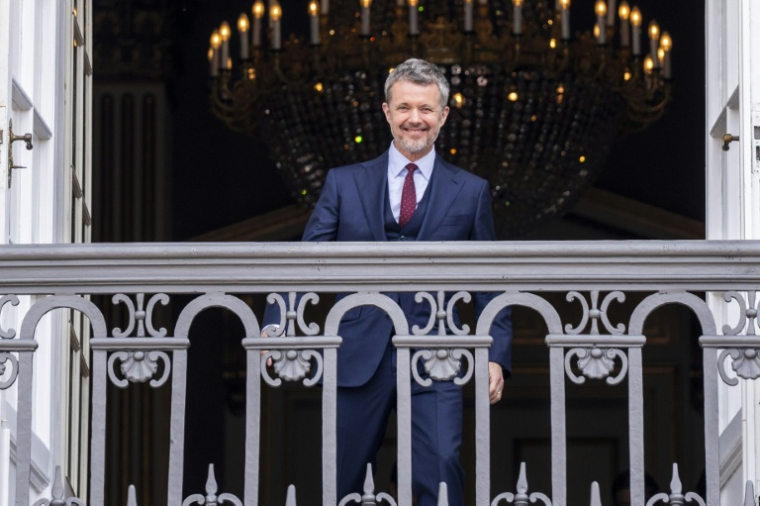 Le roi Frederik X du Danemark salue depuis le balcon du palais Frederik VIII à Copenhague, le 26 mai 2025 ( Ritzau Scanpix / Ida Marie Odgaard )