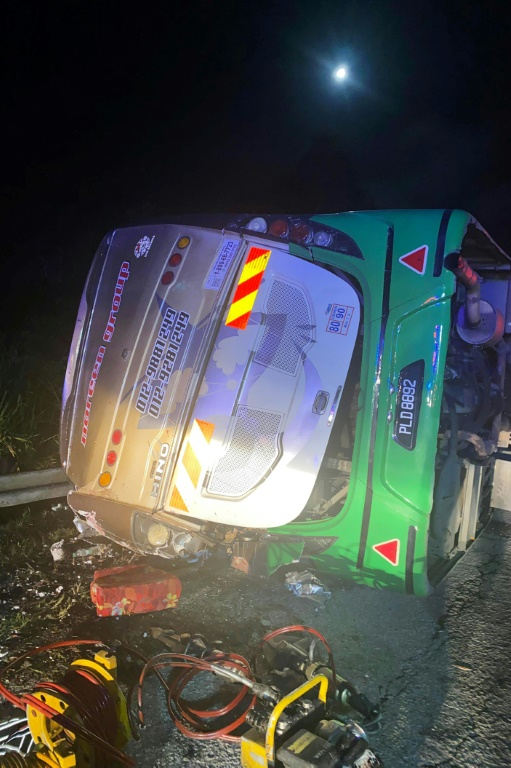 Photo prise et diffusée par le service d'incendie et de secours de Perak, le 9 juin 2025, montrant un autobus après sa collision avec un minivan à Gerik-Jeli, dans l'État de Perak, en Malaisie ( service d'incendie et de secours de Perak / Handout )