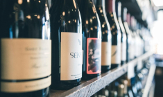 des bouteilles de vin (Crédits: Unsplash - Scott Warman)
