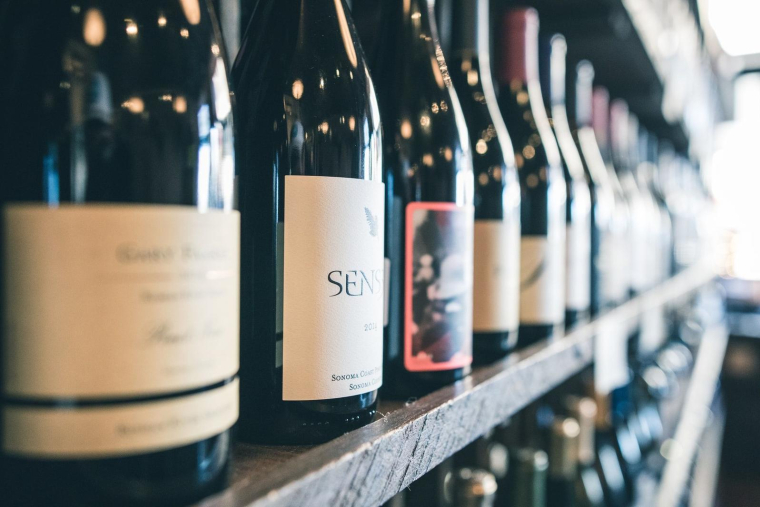 des bouteilles de vin (Crédits: Unsplash - Scott Warman)