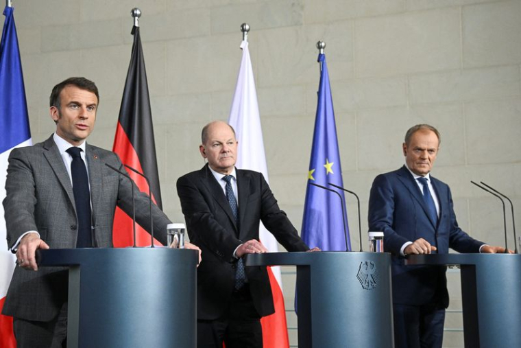 Olaf Scholz, Emmanuel Macron et Donald Tusk lors d'une conférence de presse à Berlin