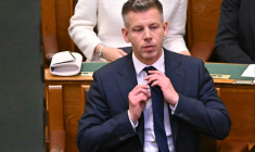 Le Premier ministre hongrois, Peter Magyar, lors sa prise de fonction, au Parlement, à Budapest, le 9 mai 2026 ( AFP / Attila KISBENEDEK )