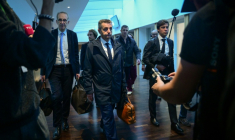 Le maire de Saint-Etienne Gaël Perdriau (au centre) arrive à son procès pour chantage à la sextape, le 22 septembre 2025 au tribunal correctionnel de Lyon ( AFP / OLIVIER CHASSIGNOLE )