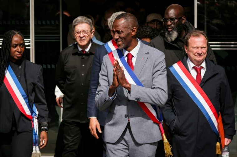 Le nouveau maire de Saint-Denis, Bally Bagayoko (C), aux côtés de l'Insoumis Jean-Luc Mélenchon (G) lors d'un rassemblement contre le racisme, le 4 avril 2026 à Saint-Denis  ( AFP / Thomas SAMSON )