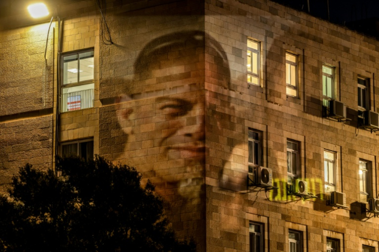 Un portrait d'un des otages israéliens retenus à Gaza projeté sur un immeuble de Jérusalem le 13 juillet 2025, pendant une manifestation réclamant leur libération ( AFP / HAZEM BADER )