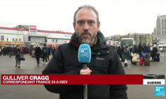 Invasion russe en Ukraine : les Ukrainiens, sous le choc, tentent de fuir le pays