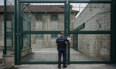 Un gardien devant une grille d'accès à la prison de Besançon, le 13 septembre 2023 ( AFP / ARNAUD FINISTRE )