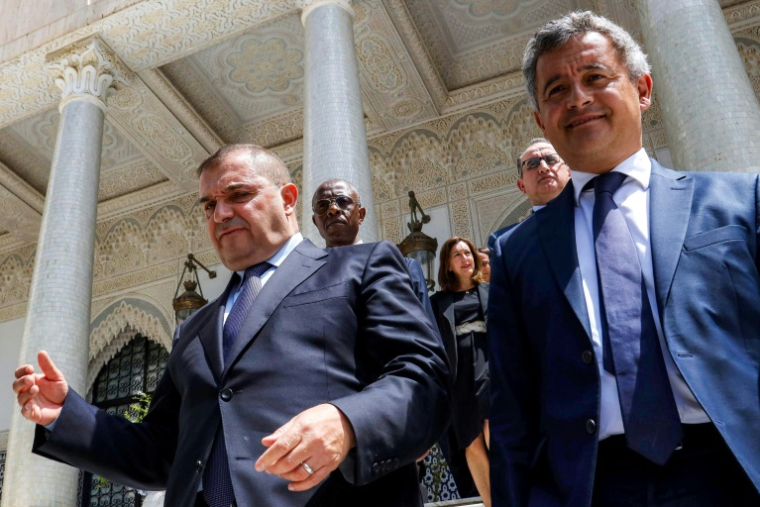 Le ministre algérien de la Justice, Lotfi Boudjemaa (à gauche), reçoit le ministre français de la Justice, Gérald Darmanin (à droite), au siège du ministère à Alger, le 18 mai 2026 ( AFP / - )