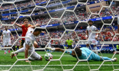 Le gardien de l'Iran Alireza Beiranvand réussit un arrêt devant le Belge Maxim De Cuyper, lors du match nul entre les deux équipes à la Coupe du monde, le 21 juin 2026 à Los Angeles ( AFP / Frederic J. Brown )