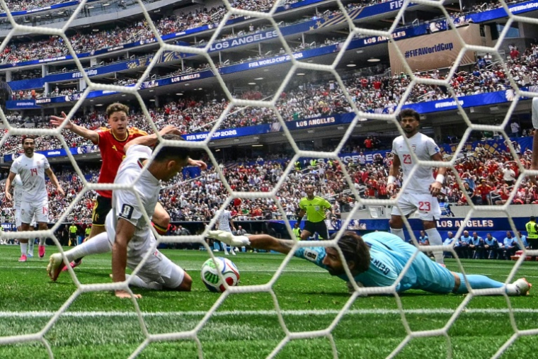 Le gardien de l'Iran Alireza Beiranvand réussit un arrêt devant le Belge Maxim De Cuyper, lors du match nul entre les deux équipes à la Coupe du monde, le 21 juin 2026 à Los Angeles ( AFP / Frederic J. Brown )