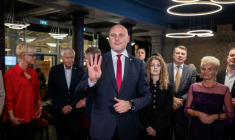 Le Premier ministre letton Andris Kulbergs pendant la soirée électorale à Riga, le 3 octobre 2026 ( AFP / Wojtek RADWANSKI )