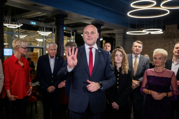Le Premier ministre letton Andris Kulbergs pendant la soirée électorale à Riga, le 3 octobre 2026 ( AFP / Wojtek RADWANSKI )