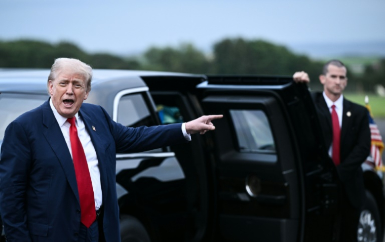 Le président américain Donald Trump à son arrivée à l'aéroport de Prestwick, en Ecosse, le 25 juillet 2025 ( AFP / Brendan SMIALOWSKI )