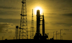 Le lanceur Artémis II et le vaisseau Orion en attente sur le pas de tir du Centre spatial Kennedy, le 31 mars 2026 à Cape Canaveral, en Floride ( AFP / Jim WATSON )