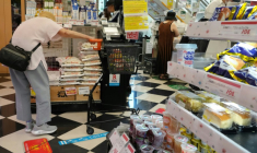 Des clients dans un supermarché à Tokyo, le 20 juin 2025 ( AFP / Kazuhiro NOGI )