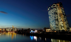 La ligne d'horizon, avec son quartier financier et le siège de la Banque centrale européenne (BCE), est photographiée en début de soirée à Francfort