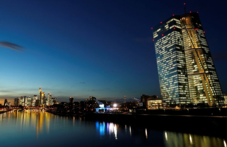 La ligne d'horizon, avec son quartier financier et le siège de la Banque centrale européenne (BCE), est photographiée en début de soirée à Francfort