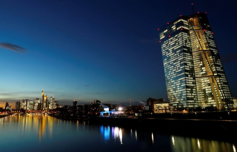 La ligne d'horizon, avec son quartier financier et le siège de la Banque centrale européenne (BCE), est photographiée en début de soirée à Francfort