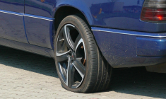 Les malfaiteurs crèvent discrètement un pneu de leur victime. Illustration. (Pixabay / Buecherwurm_65)