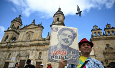 Un partisan du candidat à la présidentielle colombienne Ivan Cepeda tient une pancarte avant un meeting de campagne sur la Plaza Bolivar à Bogota, le 22 mai 2026 ( AFP / Raul ARBOLEDA )