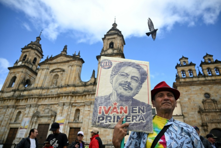 Un partisan du candidat à la présidentielle colombienne Ivan Cepeda tient une pancarte avant un meeting de campagne sur la Plaza Bolivar à Bogota, le 22 mai 2026 ( AFP / Raul ARBOLEDA )
