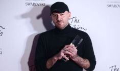 Demna Gvasalia pose pour les photographes lors des Fashion Awards 2016 à Londres