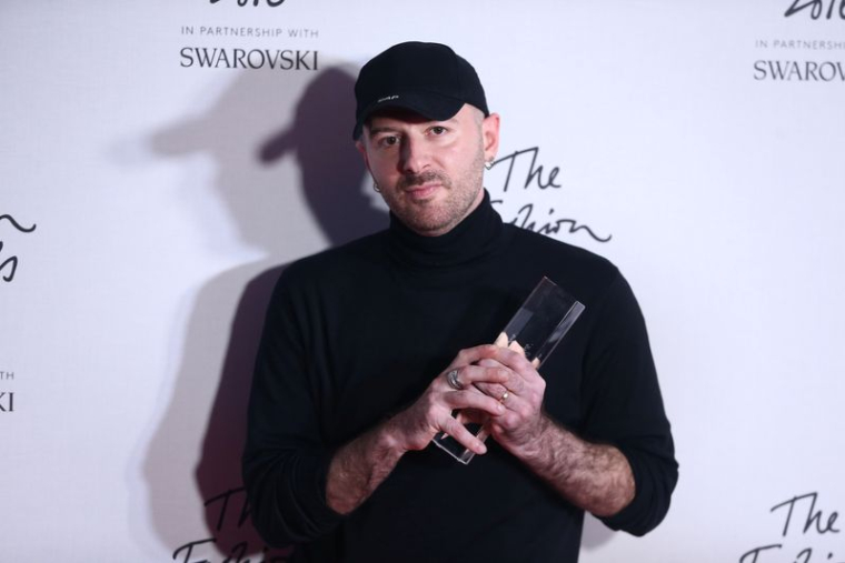 Demna Gvasalia pose pour les photographes lors des Fashion Awards 2016 à Londres